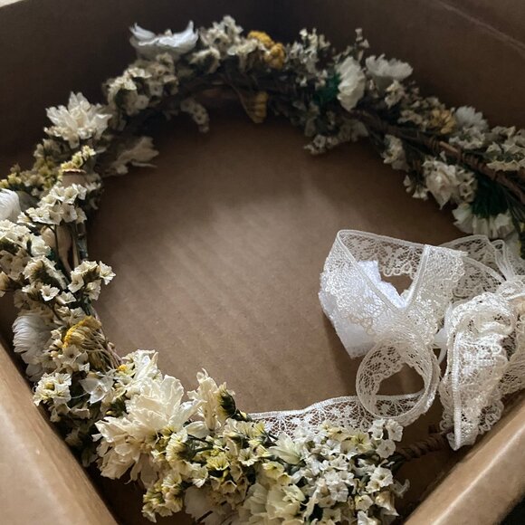 Solstice white and yellow daisy flower crown - Picture 2 of 3